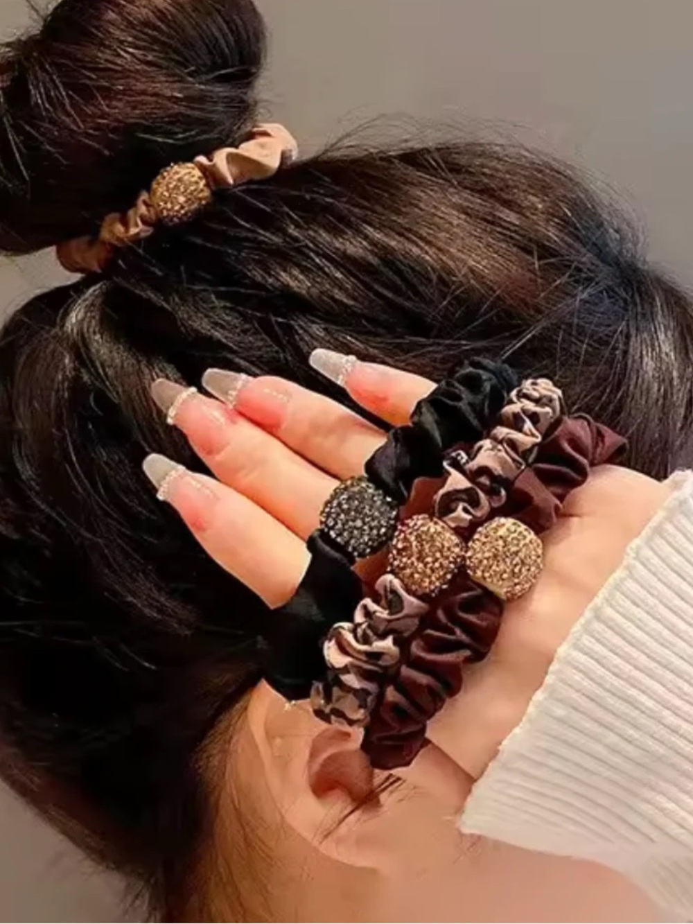 L 🌺W Start Elegant Rhinestone Button Scrunchie Bracelet - Assorted Colors - Picture 2 of 2